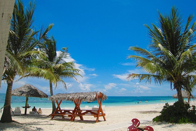 bahamas_Beach,_Grand_Bahama_Island
