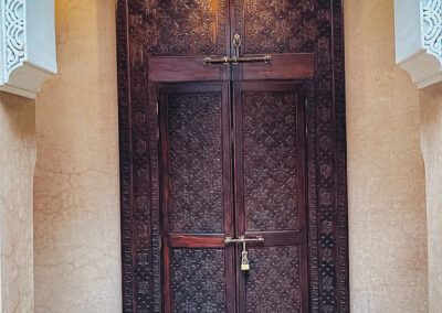 Rhiad_Kniza_wooden_door_marrakech_morocco